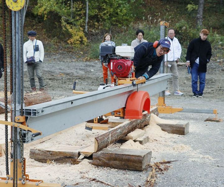 簡易製材機の実演を見守る紀南の林業関係者ら（３日、和歌山県上富田町生馬で）