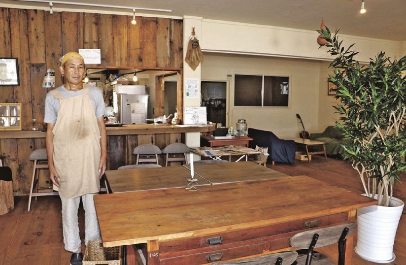 靴を脱いでくつろいで過ごせるカフェの店内（和歌山県串本町潮岬で）