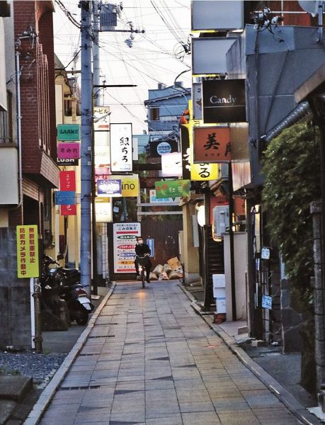 普段はにぎわう週末も新型コロナウイルスの影響でひっそりする味光路（１０日午後６時半ごろ、和歌山県田辺市湊で）
