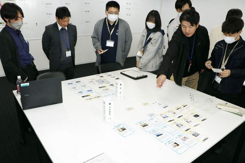 カードゲームを通じて脱炭素についての理解を深める田辺市職員ら（和歌山県田辺市役所で）
