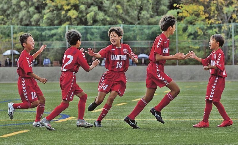 上富田ＦＣ―串本ＪＦＣ　前半１１分、先制点を決めて喜ぶ上富田ＦＣの選手（上富田スポーツセンターで）