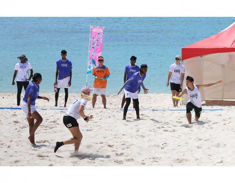 ８００人超が訪れた「ビーチアルティメット」のアジア・オセアニア大会（２０２４年６月、和歌山県白浜町の白良浜で）