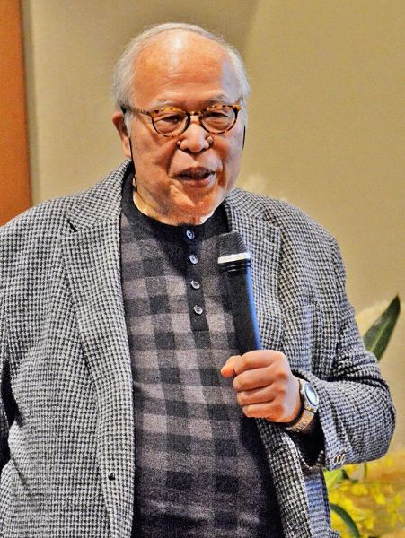 「熊楠と博物の友」と題し講演する南方熊楠記念館名誉館長の荒俣宏さん（１６日、和歌山県白浜町で）