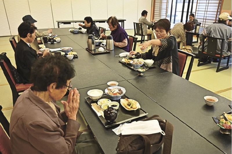 ぼたん荘で食事を楽しむ参加者（和歌山県古座川町月野瀬で）