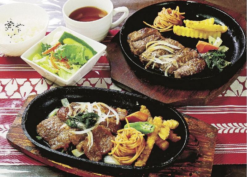 「カルビ焼肉定食」（手前）と「ステーキランチ」