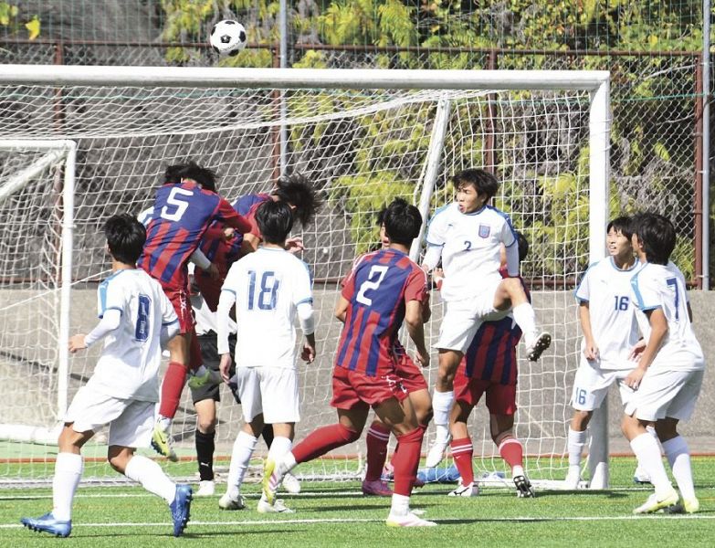 ゴール前で競り合う田辺と初芝橋本の選手（３日、和歌山県上富田町朝来の上富田スポーツセンターで）