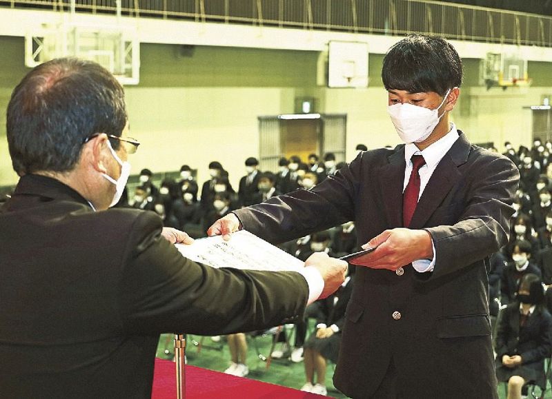 卒業証書を受け取る代表生徒（１日、和歌山県上富田町朝来で）