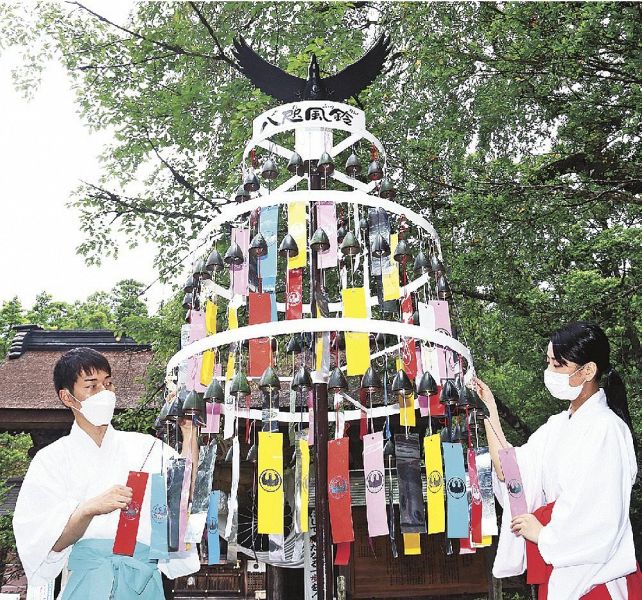 境内に設けられた風鈴（21日、和歌山県田辺市本宮町の熊野本宮大社で）