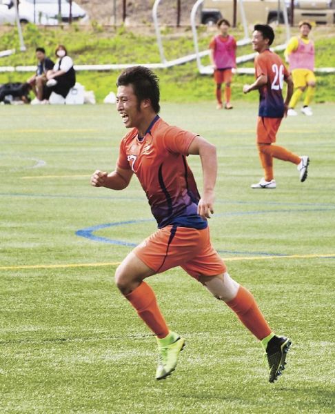 前半に得点を決め、駆け出す角田虎太郎選手（上富田スポーツセンターで）