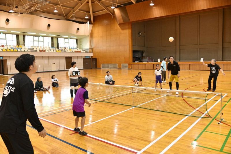 ３人ずつでチームをつくり、試合形式でタスポニーを体験する参加者（和歌山県串本町串本で）