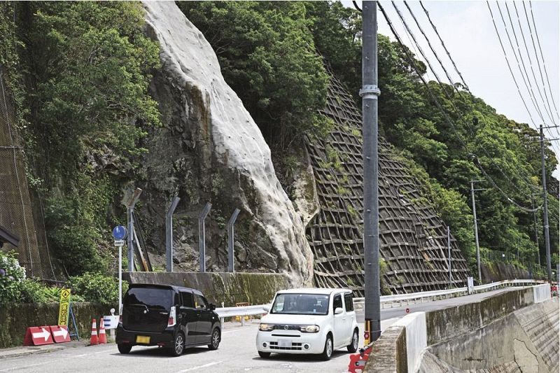 全ての規制が解除された県道すさみ古座線（１９日、和歌山県古座川町明神で）