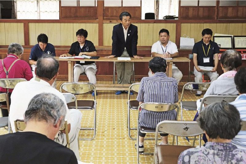 通行止めの一部解除に伴う地元説明会には住民約３０人が出席した（５日、和歌山県古座川町平井で）