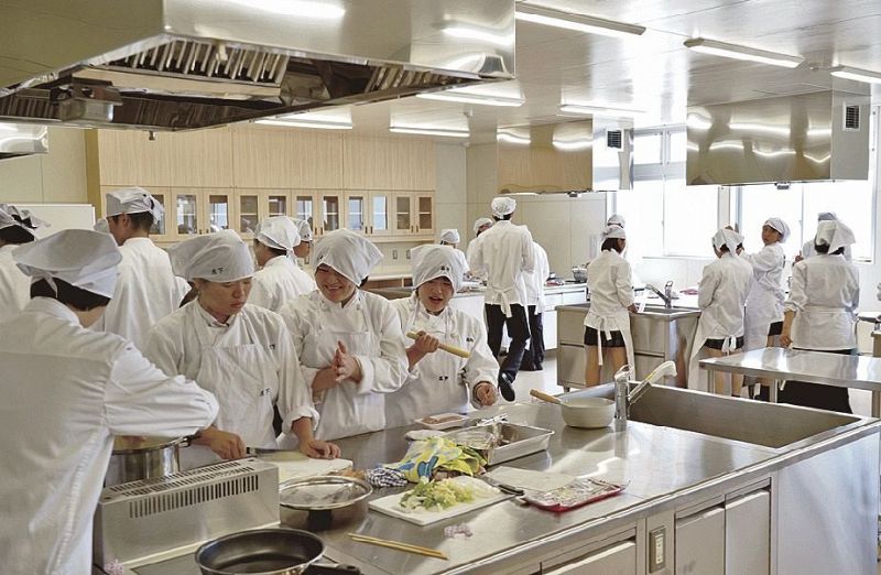 食と農園科では２学期から、生徒たちが施設を使って実習している