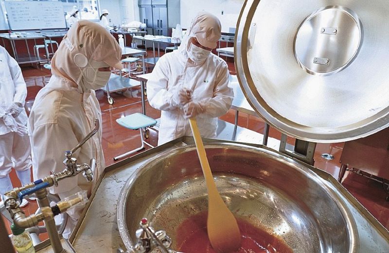 ガス回転釜を使ってジャムの加工をする生徒