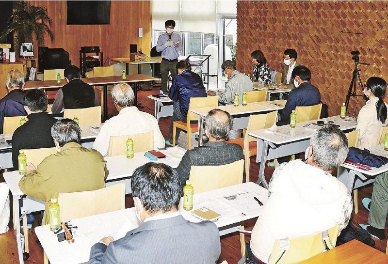 集まった人たちの前で、水車復活に向けた支援に感謝する井澗洸介さん（中央奥）＝和歌山県すさみ町周参見で