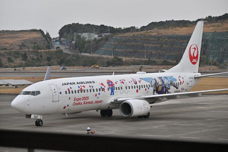 南紀白浜空港に初めてやって来た「ＪＡＬガンダムＪＥＴ」（２４日、和歌山県白浜町で）