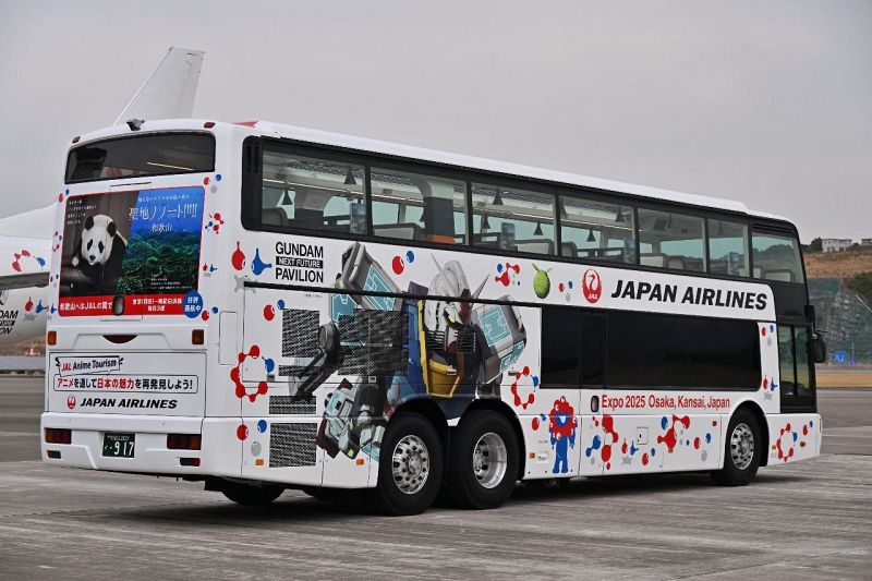 背面に和歌山県をＰＲするデザインが施された「ＪＡＬ×ガンダム　レストランバス」