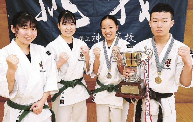 全国選抜大会で優勝した峯玉凜空選手（右端）と、入賞した（左から）谷本遥、東山奈央、竹本歩積の各選手