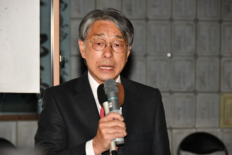 当選のあいさつをする真砂充敏氏（25日午後10時40分、田辺市新万で）