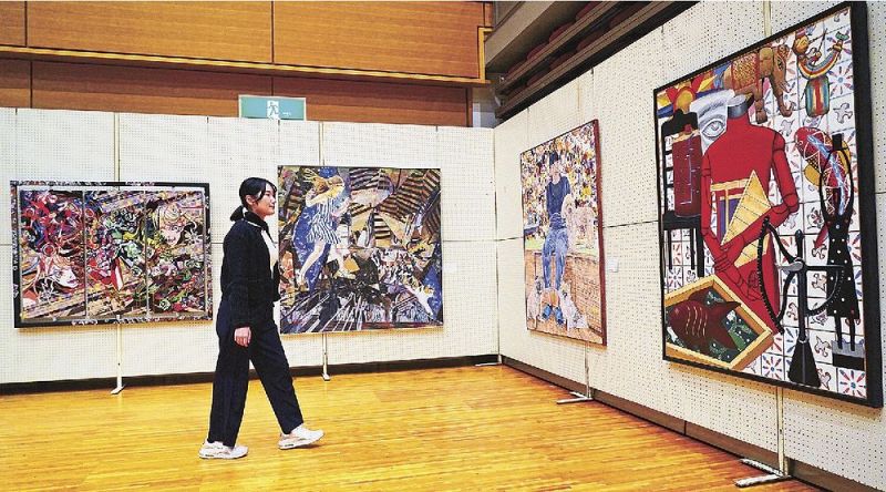 力作が並ぶ県展と県ジュニア美術展の地方展の会場（１２日、和歌山県上富田町朝来で）