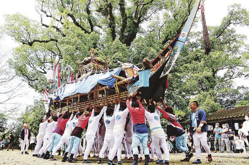 御神殿広場で神船を高々と上げる担ぎ手（１０日、和歌山県白浜町日置で）