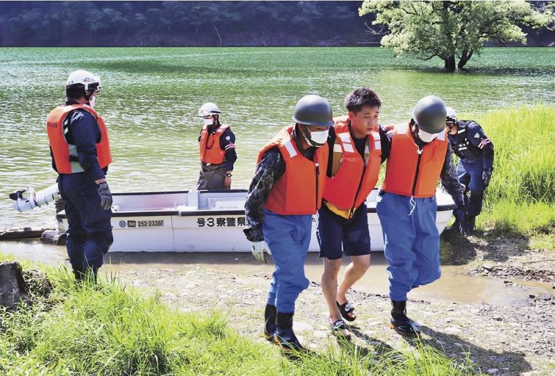 救助艇を使った救出訓練
