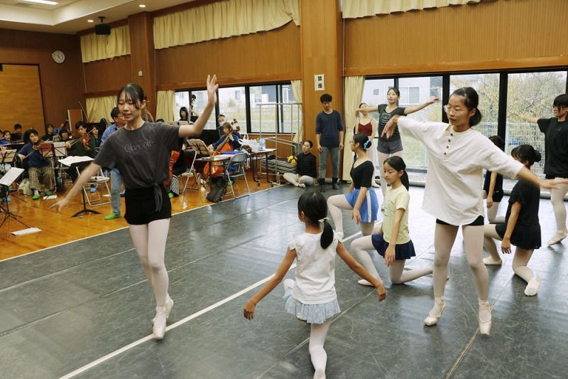 オーケストラの演奏に合わせて練習する岩中春佳バレエ教室のメンバー（和歌山県田辺市中三栖で）