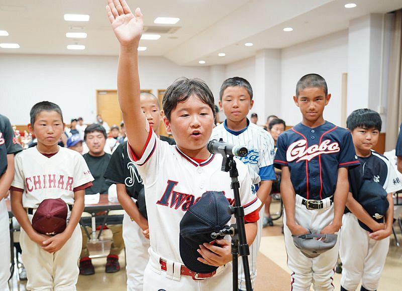 選手宣誓する岩代少年野球クラブの柳河日向君（３０日、みなべ町谷口で）
