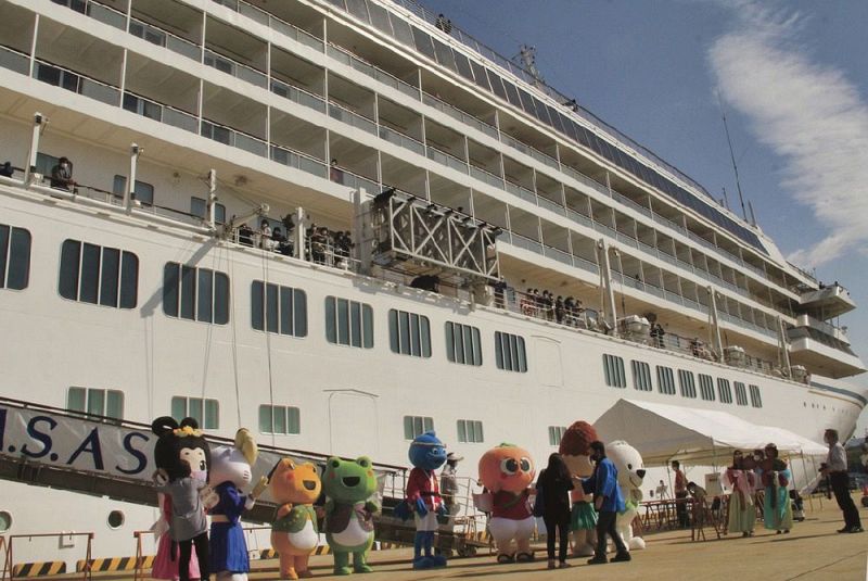 ゆるキャラたちが、入港した客船から降り立つ乗客を歓迎した（２５日、和歌山県御坊市の日高港で）