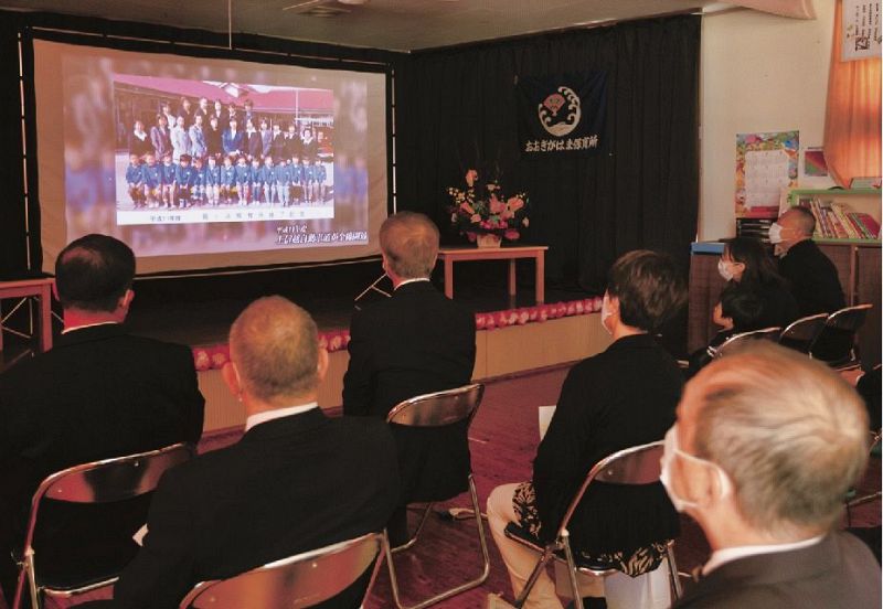 創立５０周年記念式典で、卒園児の集合写真など懐かしい映像に見入る出席者（和歌山県田辺市上屋敷２丁目で）