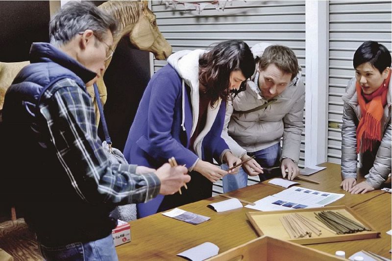 外国人が箸作りを体験する（和歌山県田辺市龍神村福井で）