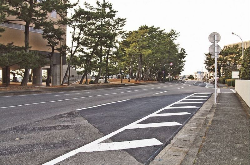 完全４車線になった、田辺市役所前の市道。左手に写るのは市立武道館（和歌山県田辺市新屋敷町で）