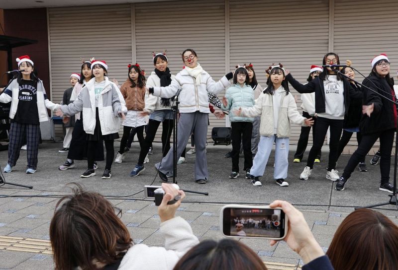 ダンスを交えながら歌う田辺第一小学校合唱部（和歌山県田辺市今福町で）