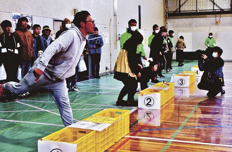 梅の種を飛ばす参加者（９日、和歌山県みなべ町東本庄で）