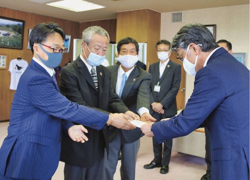 真砂充敏市長（右）に寄付金を手渡す田辺ロータリークラブ、田辺東ロータリークラブ、田辺はまゆうロータリークラブの各会長ら＝２日、田辺市長室で
