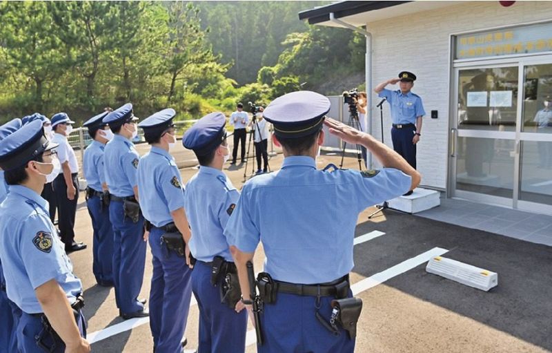 小型鯨類の追い込み網漁が始まるのを前に開かれた現地警戒所の開所式（５日、和歌山県太地町で）
