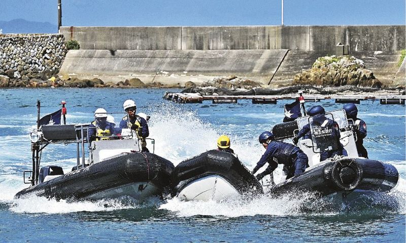 訓練で左右から挟み込み、反捕鯨活動家のボートを停船させる海上保安庁のゴムボート（２０日、和歌山県太地町で）
