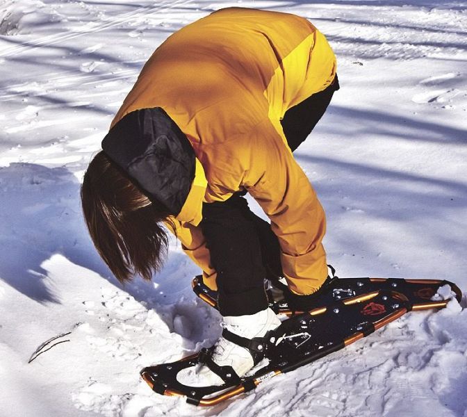 足に着けるスノーシュー