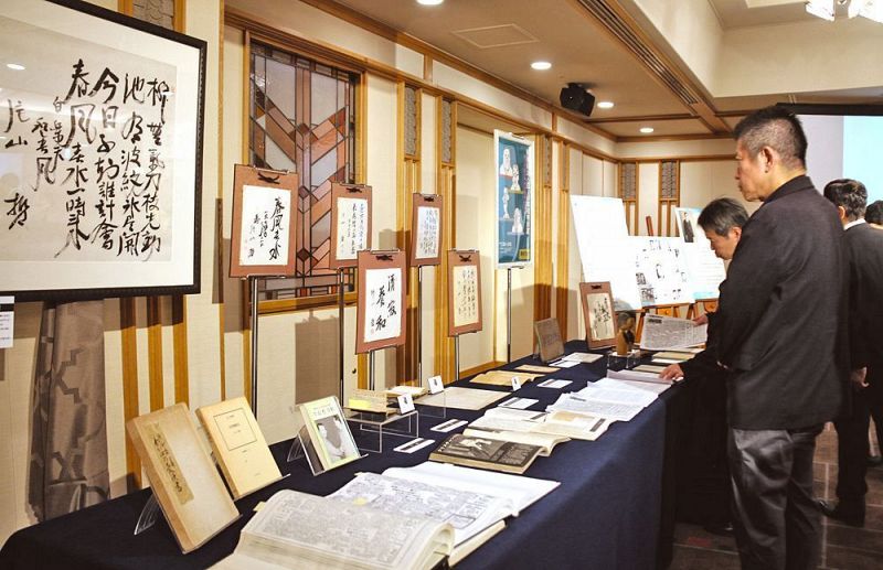 会場には、片山哲の自筆の書や紀伊民報の紙面などが展示された