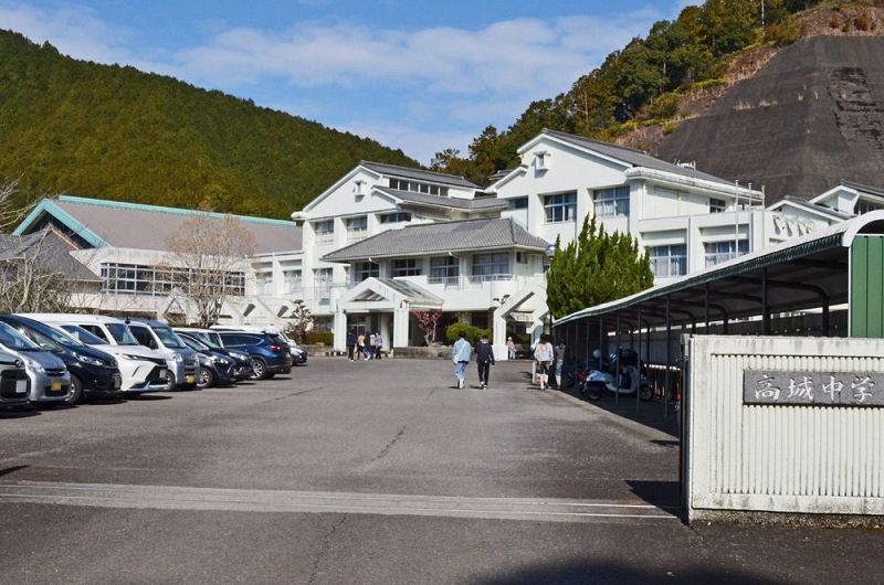 ３月末で閉校する高城中学校（２０日、和歌山県みなべ町滝で）