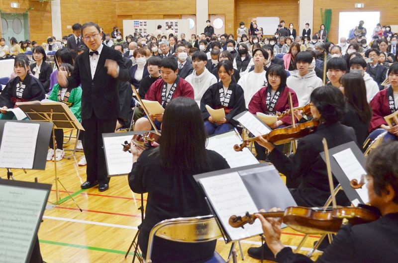 閉校式で、紀南交響楽団の演奏に合わせて校歌を歌う生徒たち