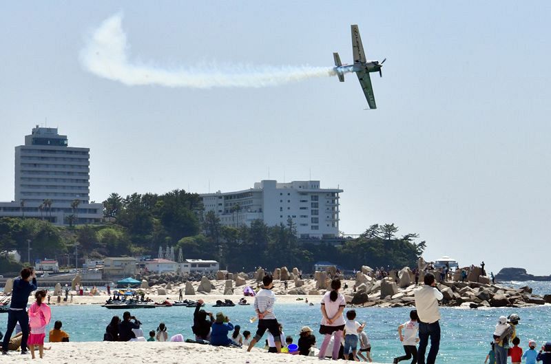 白良浜の上空で繰り広げられたエアショー（２日、和歌山県白浜町で）