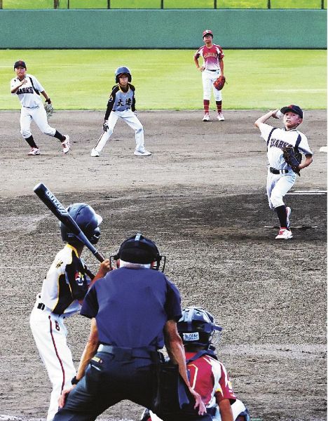 中国・大連のチームと対戦する「岩田シャークス・ＴＡＮＡＢＥクラブ」連合の選手＝２２日、和歌山県上富田町朝来で