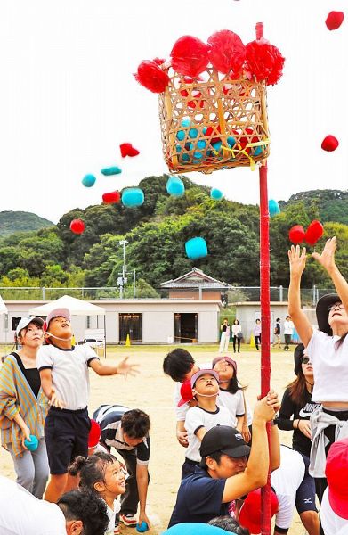保護者や地域の人たちも参加しての玉入れ（５日、和歌山県田辺市上芳養で）