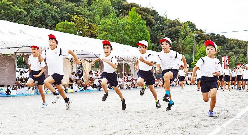 徒競走で声援を受け、力いっぱい走る児童（５日、和歌山県上富田町朝来で）