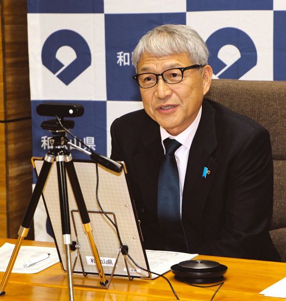 「小学校給食費無償化」や「高校無償化」についての全国知事会会議にオンラインで出席する宮﨑泉和歌山知事（11日、県庁で）