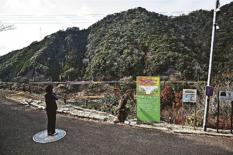 ダム湖を挟んだ向かいの山に向かって大声で叫ぶ（和歌山県日高川町初湯川で）