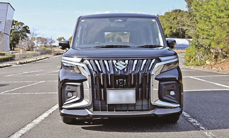 存在感がある縦型のフロントグリルと個性的なバンパーを採用したソリオバンディット（和歌山県田辺市たきない町で）