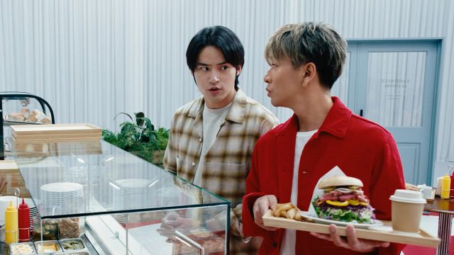 金融サービスブランド「エムット」新テレビCM「エムット トッピング口座」篇に出演する水上恒司、木村拓哉
