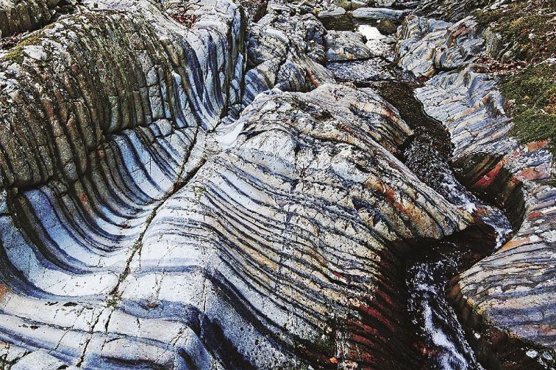 黒と白の境目がはっきり分かる「まだら岩」（和歌山県すさみ町小附で）